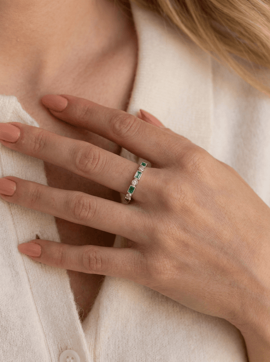 Arabella: Art Deco Ring in 9ct White Gold with Emerald and Diamond